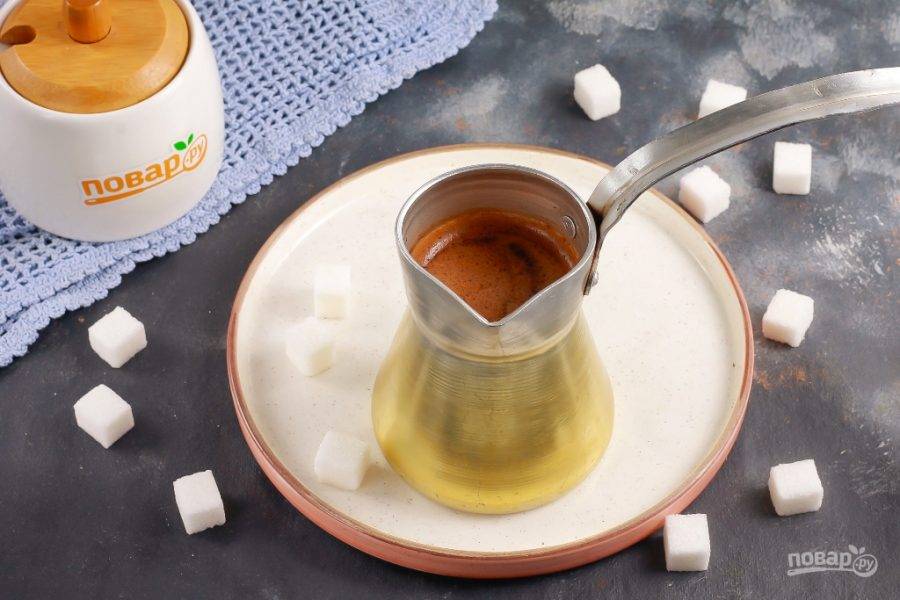 Карамельный макиато ну и странь. Рецепты карамельного кофе. Турецкий кофе с карамелью. Макиато Карамельный из чего. Карамельный латте Пчелка.