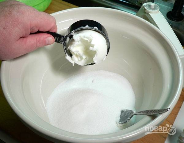 2.	В другую миску всыпьте сахарный песок, добавьте к нему кондитерский жир (можно заменить маргарином или маслом).