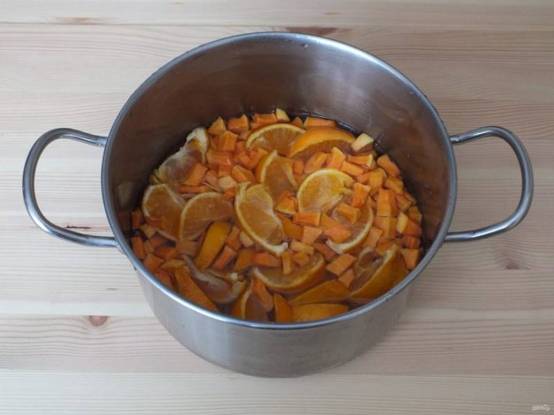 По прошествии времени переложите тыкву с мандаринами и выделившимся соком в просторную кастрюлю с толстым дном. Поставьте на средний огонь и варите 10 минут после закипания. Выключите и оставьте на 6-8 часов.
