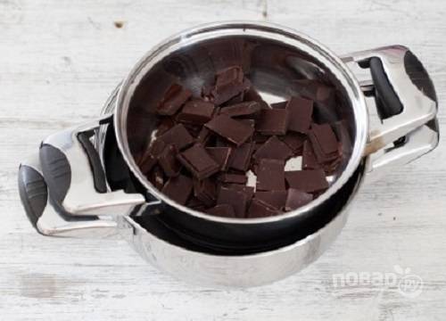 Шоколад растопим на водяной бане.