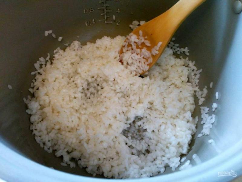 Заправьте горячий рис рисовым уксусом для суши, быстро и тщательно перемешайте и дайте остыть.
