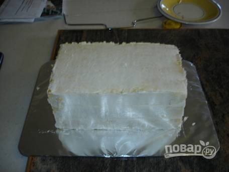 5. Обмажьте тортик со всех сторон кремом под мастику и отправьте в холодильник на пару часов. После можно нанести еще один тонкий слой крема и снова поставить в холодильник. 