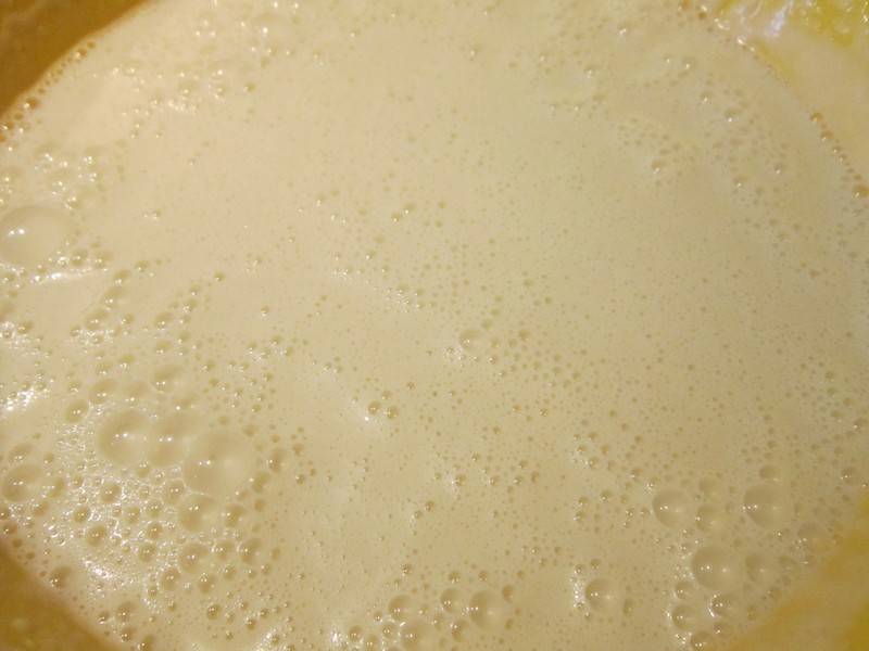 2. Теперь остаток молока доводим до кипения, быстро снимаем и быстро вливаем в тесто. Перемешаем.