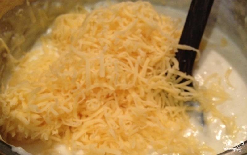 Высыпаем в смесь практически весь натертый сыр, примерна 5/6 от всего. 