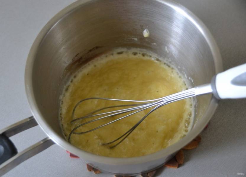Обжаривайте до лёгкого орехового оттенка, после этого влейте холодное молоко и размешайте.
