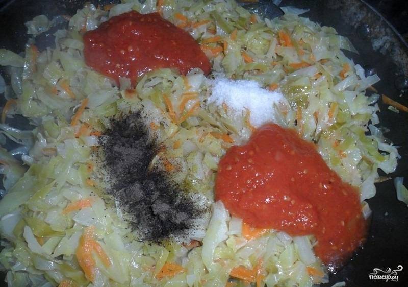 1.	Моем все овощи и очищаем. Капусту мелко шинкуем, лук нарезаем кубиком, а морковь измельчаем на мелкой терке. В сковороду наливаем подсолнечное масло, выкладываем сразу все овощи, добавляем соль и перец, соус и воду, накрываем крышкой и готовим после закипания на слабом огне.