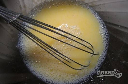 В другой миске смешайте сыворотку с сахаром, ванилином и яйцами.