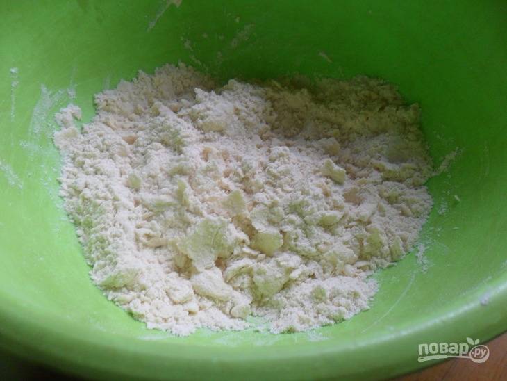 1.	В одну миску просейте пшеничную муку, к ней добавьте щепотку соли. Нарежьте сливочное масло кусочками и выложите в миску, перемешайте все.