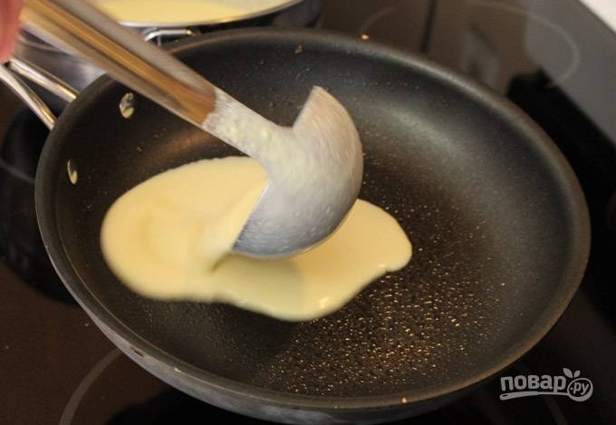 2. Очень хорошо разогрейте сковороду. Выливайте небольшими порциями тесто, чтобы получились тонкие блинчики. 