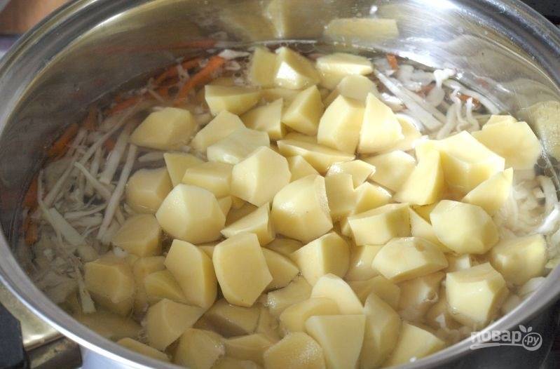 6.	Капусту мою и шинкую, картофель чищу, мою и нарезаю небольшими кубиками. В процеженный бульон добавляю картошку и капусту, варю до полной готовности.