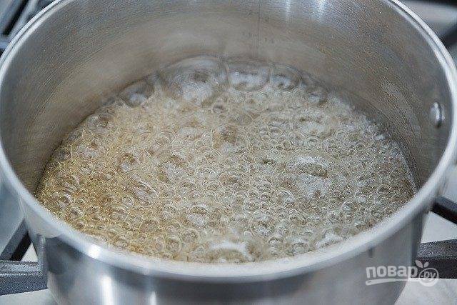4. Пока основа остывает, займитесь карамелью. В кастрюле доведите до кипения сироп, воду, соль и сахар.