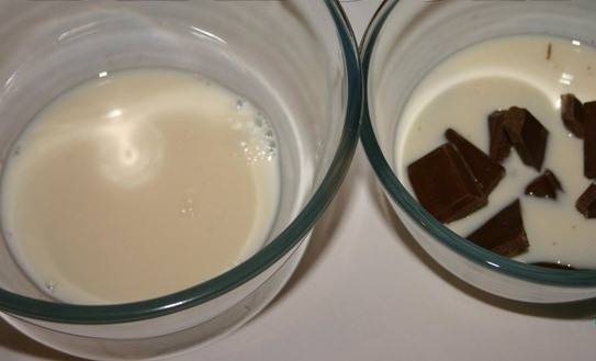 1. Будем делать два вида мороженого в двух отдельных тарелочках. В одну наливаем 80 мл молока и добавляем щепотку ванилина, в другую - 120 мл молока и ломаем плитку молочного шоколада.