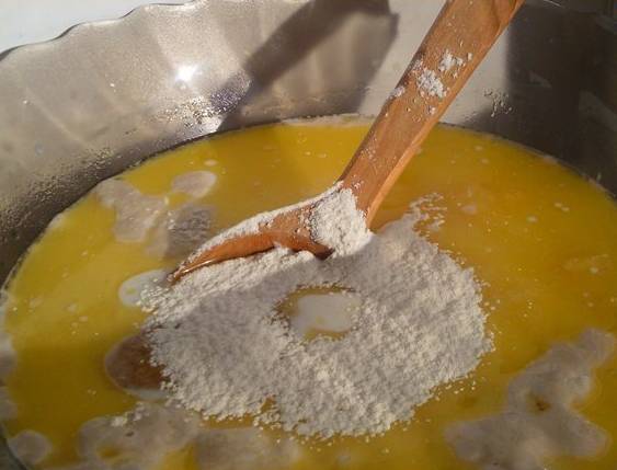 1. Дрожжи разбавляем в подогретом молоке. Когда смесь пойдет пузырьками, - можно месить тесто. Добавим сначала сливочное масло, сахар и яйца, перемешаем до однородности.  Затем домешаем муку. 