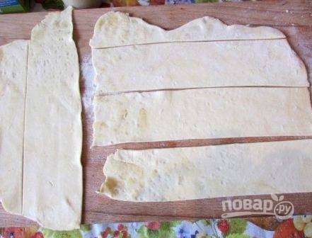 Раскатаем тесто в тонкий прямоугольный пласт, нарежем полосками шириной примерно 6 см. и длиной около 25-28 см.