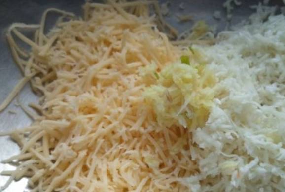 Твердый сыр натрите на мелкой терке и смешайте с измельченным чесноком + немного масла.