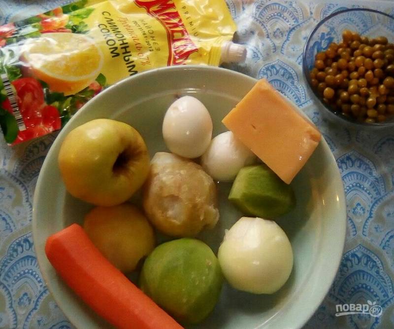 Картофель помыть, отварить в мундире и охладить. Морковь и редьку хорошо промыть, очистить. Лук очисть от шелухи и помыть.
Яйца сварить вкрутую, охладить, очистить от скорлупы.
Яблоко помыть, почистить, удалить сердцевину.
