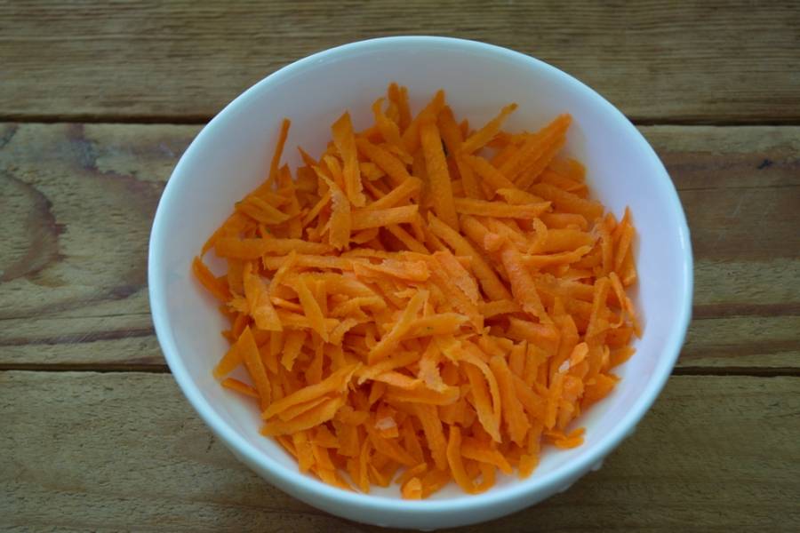 Морковь натрите на крупной терке. Обжарьте на растительном масле до мягкости. Огонь должен быть маленьким.