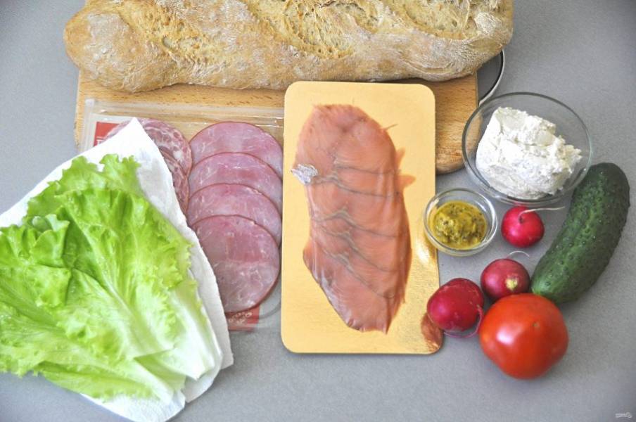 Подготовьте ингредиенты для приготовления бутербродов. Все овощи тщательно промойте, салатный лист промойте и просушите бумажным полотенцем.