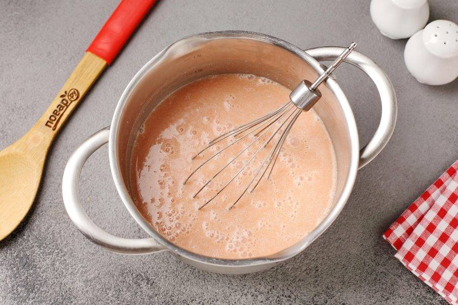 Соедините сметану и томатную пасту. Добавьте воду и соль по вкусу, можно добавить щепотку сахара.