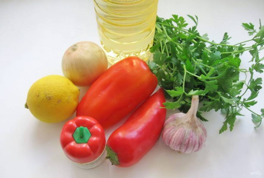 Для приготовления сальсы потребуются такие продукты: перец болгарский, чеснок, лук репчатый, петрушка, лимон, соль, подсолнечное масло.