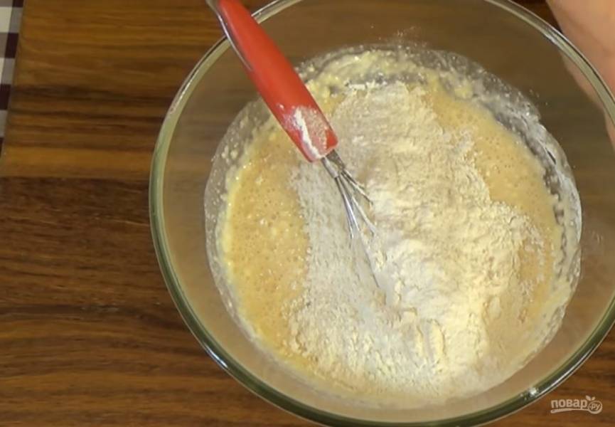 2.  Добавьте активированные дрожжи и перемешайте. Небольшими порциями добавьте просеянную пшеничную муку и замесите тесто. Оставьте тесто на 15 минут, прикрыв его салфеткой. 