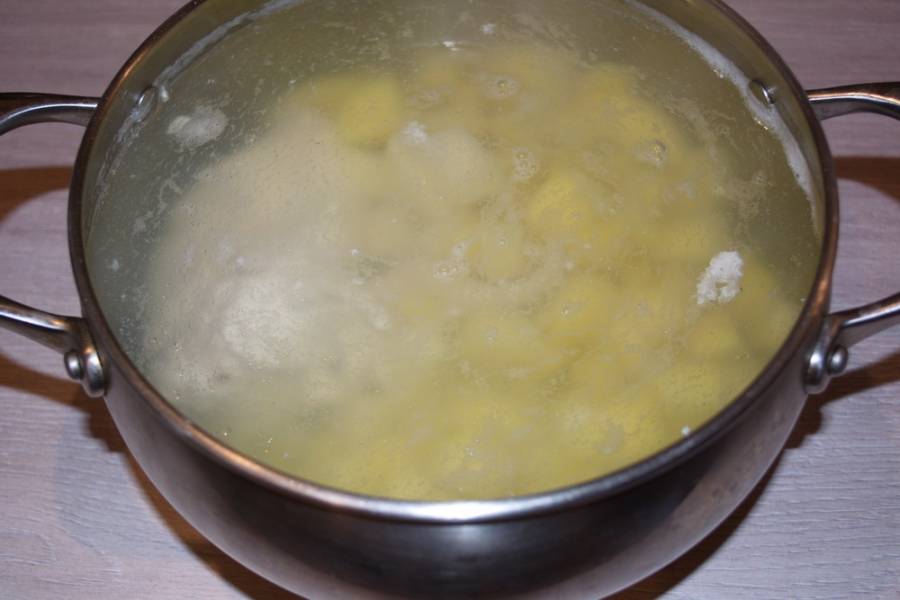 9. Когда куриное филе отварится, добавьте в бульон нарезанный картофель.