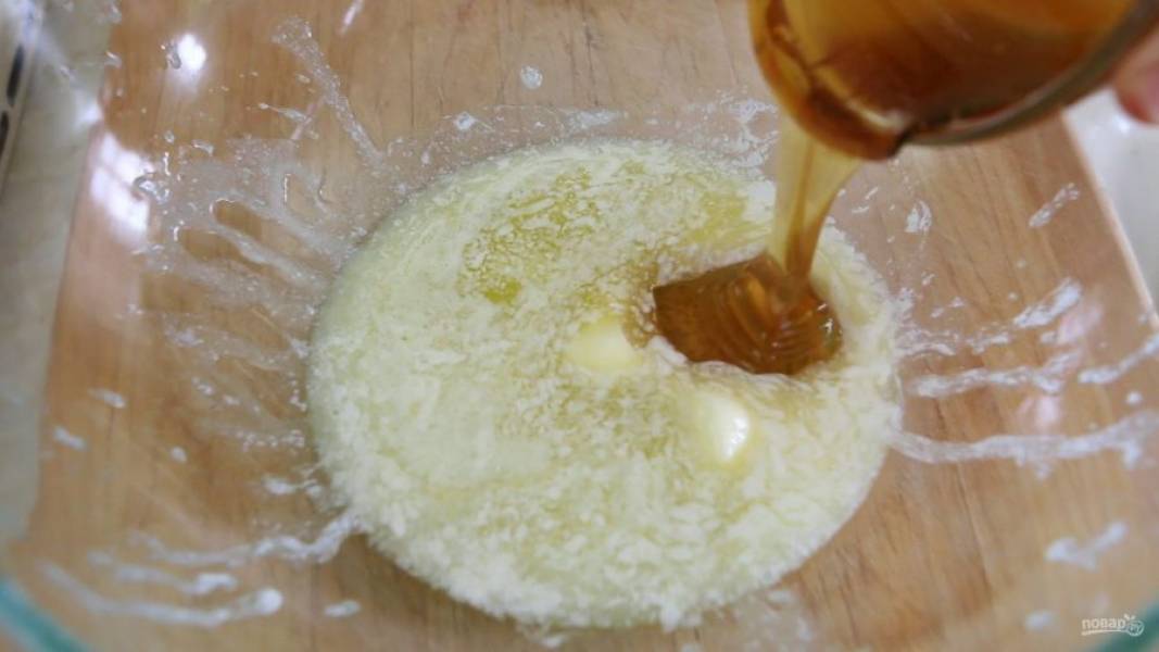 2. В миске перемешайте расплавленное масло с мёдом.