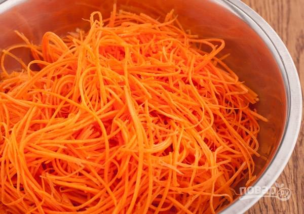 Морковь очистите и натрите на специальной тёрке.