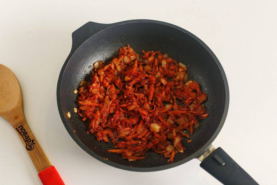Добавьте тертый на терке корень петрушки, томатную пасту и специи, после чего продолжайте обжаривать еще 2-3 минуты.
