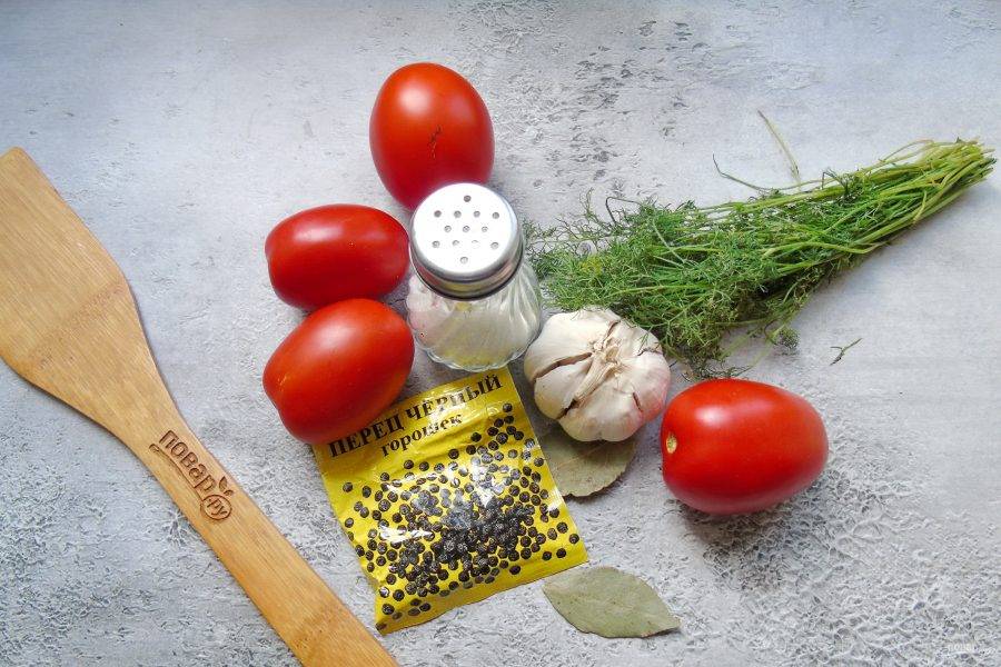 Подготовьте ингредиенты для приготовления квашеных помидоров.