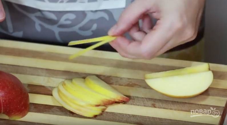 Промойте, очистите яблоки от сердцевины, нарежьте их тонкими слайсами. 