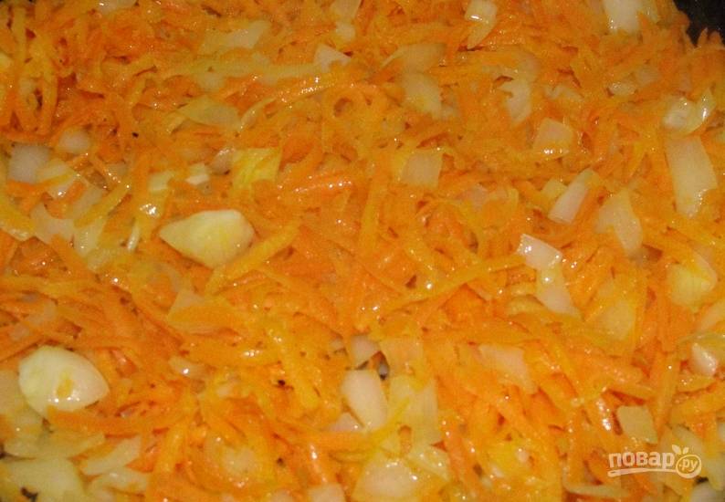 Морковь трем на терке, а лук измельчаем. Разогреваем в сковороде растительное масло. Обжариваем на нем лук и морковь до мягкости. 