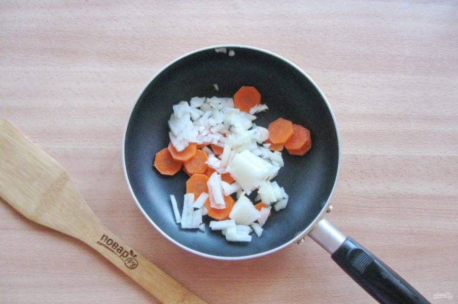 Морковь и лук очистите, помойте и нарежьте. Морковь можно натереть на терке. Выложите овощи в сковороду.