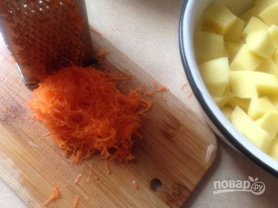 Небольшую морковь очистим и натрем на мелкой терке.