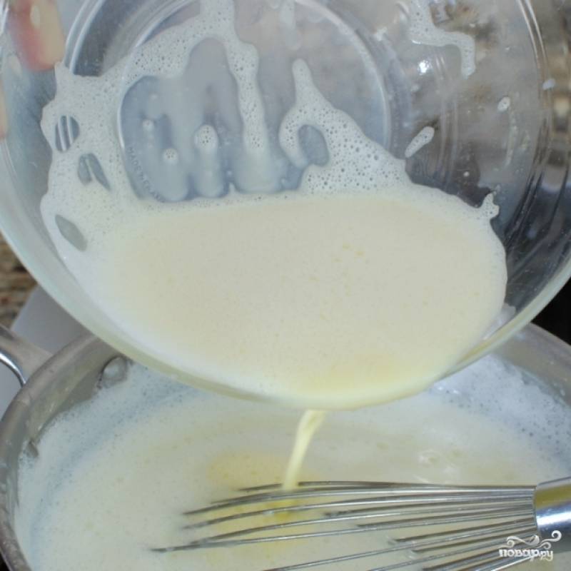 Когда яйца и молочная смесь схватятся, получившуюся смесь возвращаем в большую кастрюлю с горячей молочной смесью.