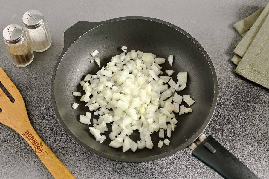 Разогрейте в сковороде масло и выложите нарезанный кубиками лук.