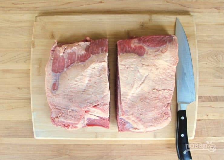 2. Займитесь мясом. Промойте его и обсушите. Разрежьте мякоть пополам.