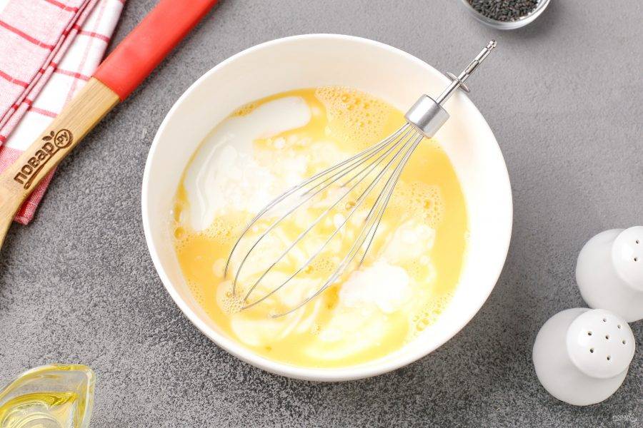 Яйца взбейте с солью и влейте кефир.