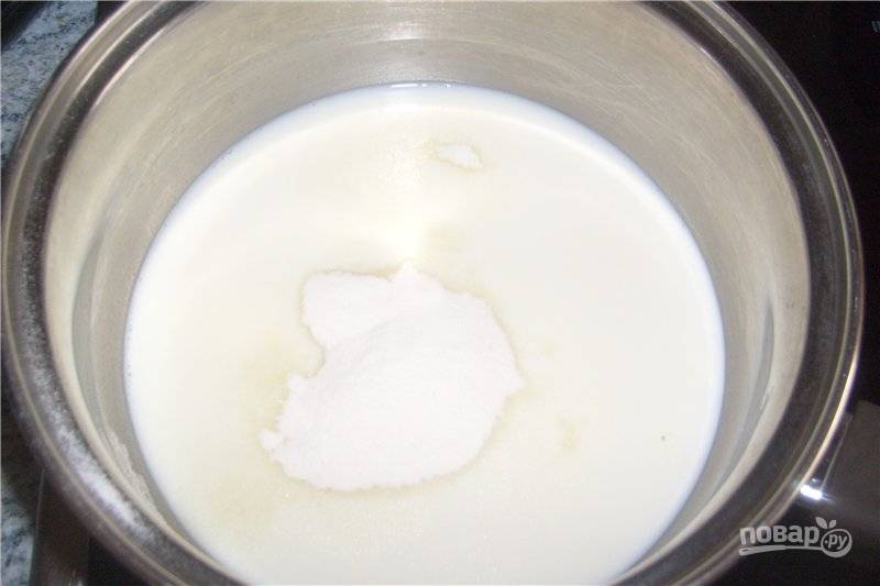 Добавьте в молоко, пока оно еще холодное, желатин (1-2 ст. л.) и размешайте венчиком. 