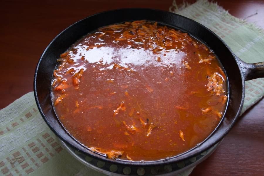 Влейте томат и дайте закипеть. Добавьте соль и специи (можно немного сахара, если томат кислый). Полученной подливкой залейте тефтели.