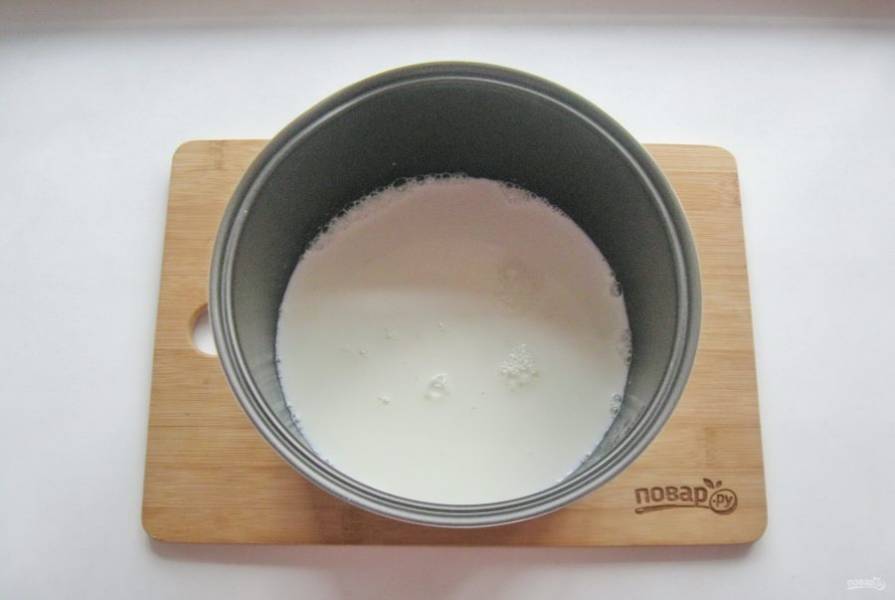 В кастрюлю мультиварки налейте молоко и установите режим "Кипячение" или "Подогрев".