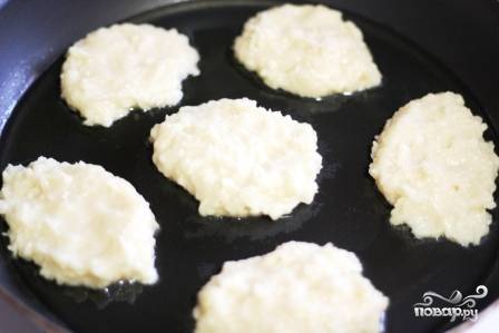 Для непосредственного приготовления оладий выкладывайте тесто ложкой на сковороду с разогретым растительным маслом. Приятного аппетита! 