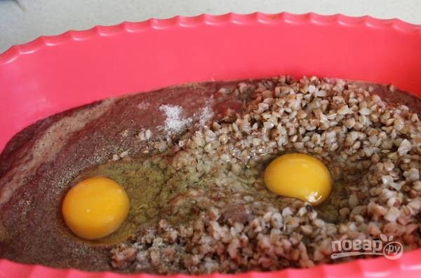3. Добавьте к печени гречку, вбейте яйца. Посолите и поперчите по вкусу, добавьте любимые специи.
