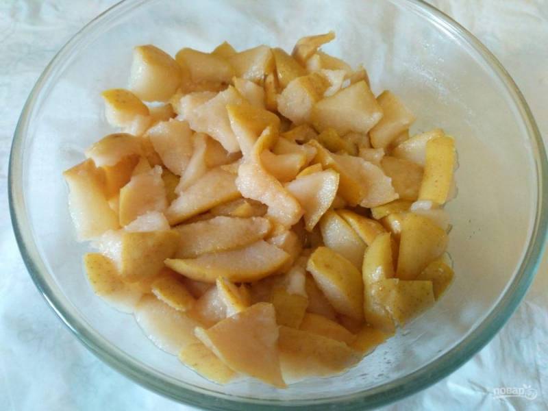 Выньте кусочки груш из образовавшегося сиропа (его можно использовать для приготовления других блюд) и остудите.