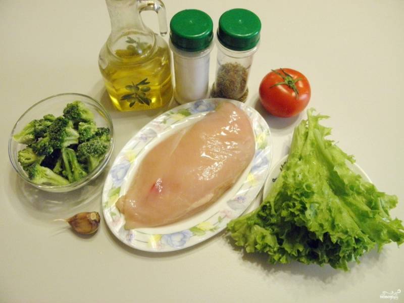 Приготовьте продукты для салата. Куриное филе вымойте и обсушите бумажным полотенцем. Вымойте листья салата и помидор, очистите чеснок.