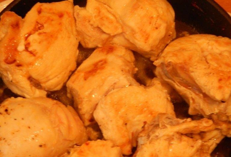 Куски курицы натрите солью и перцем, обжарьте немного на сковороде.