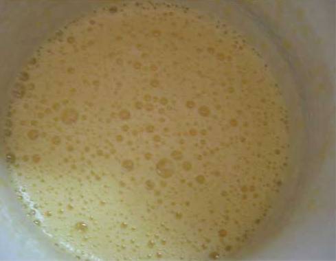 Теперь займемся кремом: белки от желтков отделите. Белки должны быть холодными, держите их в холодильнике до взбивания. Желтки смешайте и взбейте с сахаром (я добавляю парочку чайных ложек).