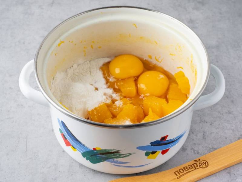 Вареную тыкву процедите от воды и остудите до теплого состояния. Добавьте яйца, сахар, крахмал и соль.