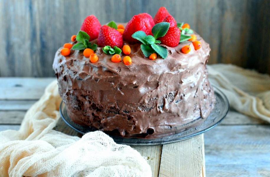 Украсьте торт свежими ягодами и листиками мяты.