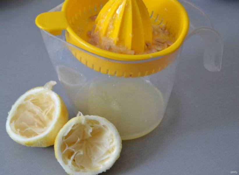 Выжмите сок одного лимона.